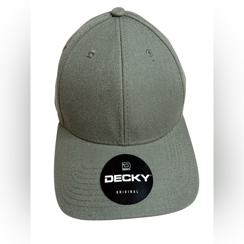 Decky grey fitted baseball hat. Men’s size 7 1/8. NWT